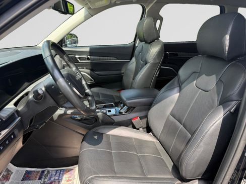 Used 2024 Kia Telluride EX w/ EX Captain's Chair Package image 8