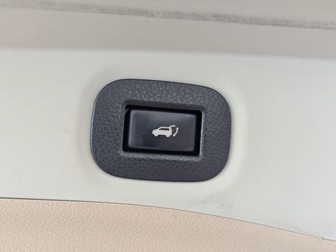 Used 2017 Nissan Rogue SV image 18