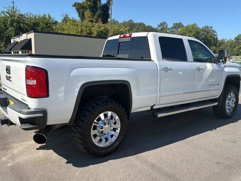 Used 2018 GMC Sierra 2500 Denali w/ Duramax Plus Package AWD/4WD image 5