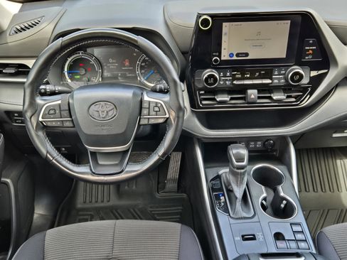 Used 2023 Toyota Highlander LE FWD image 24