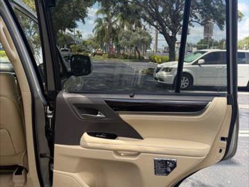 Used 2018 Lexus LX 570 4WD image 17