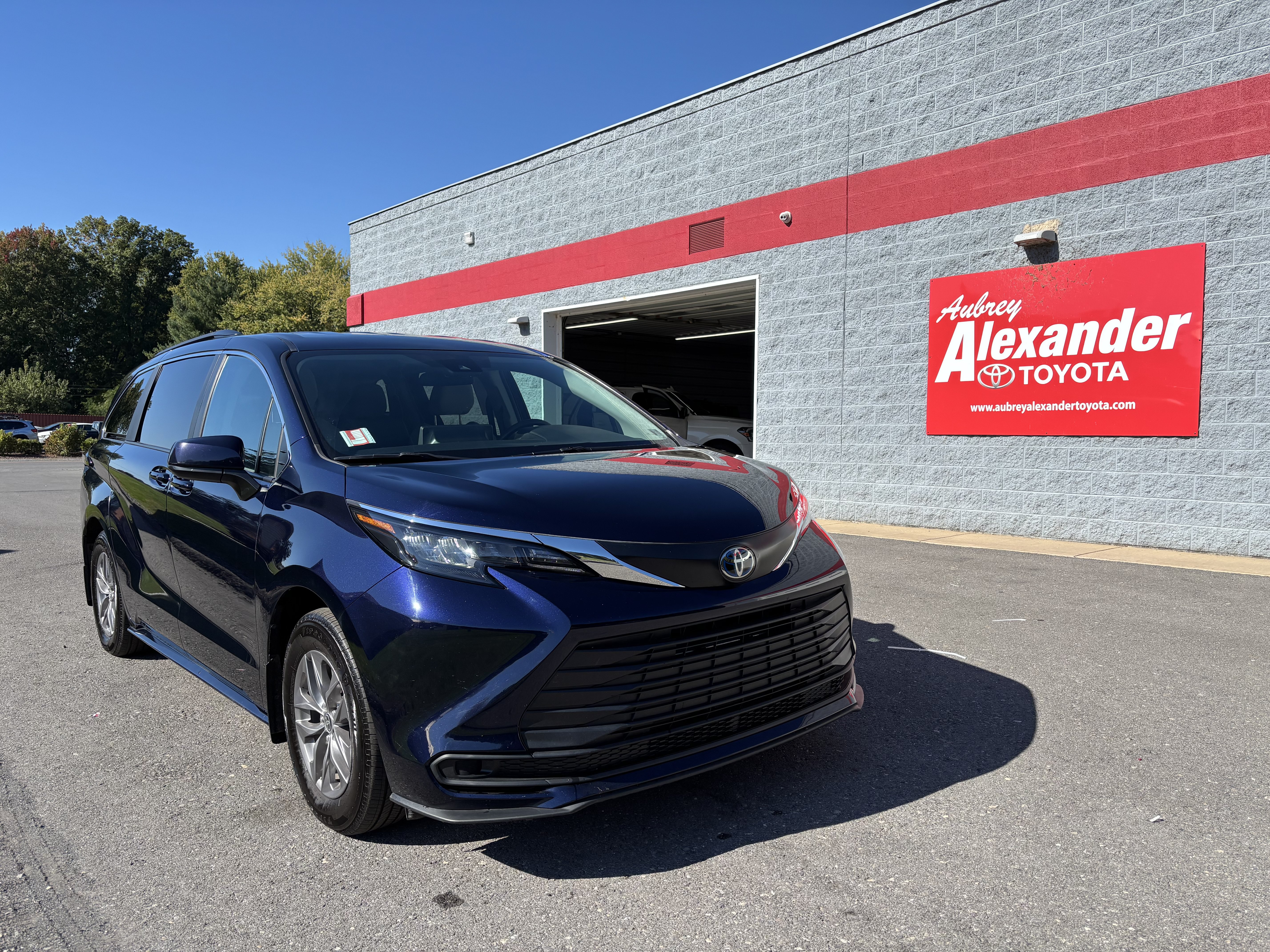 Used 2024 Toyota Sienna LE AWD/4WD image 1