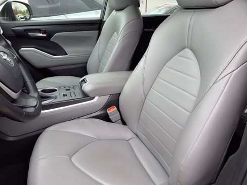Used 2023 Toyota Highlander XLE AWD/4WD image 3