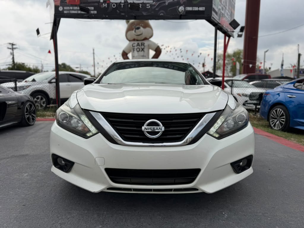 Used 2017 Nissan Altima 2.5 SR w/ Midnight Edition Package FWD image 2