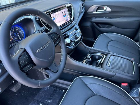 New 2026 Chrysler Pacifica Limited w/ S Appearance Package image 10