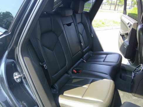 Used 2018 Porsche Macan AWD/4WD image 41
