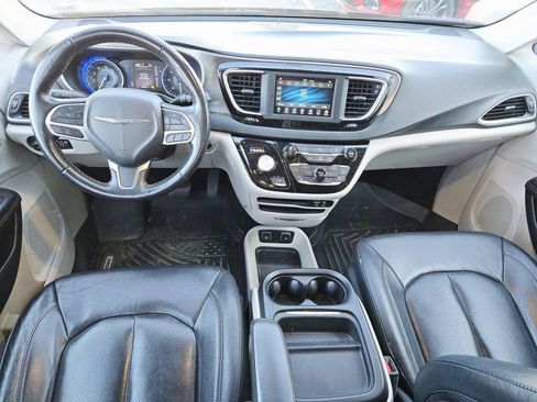 Used 2020 Chrysler Pacifica Touring-L image 9