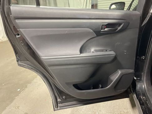Used 2024 Toyota Highlander XLE image 18