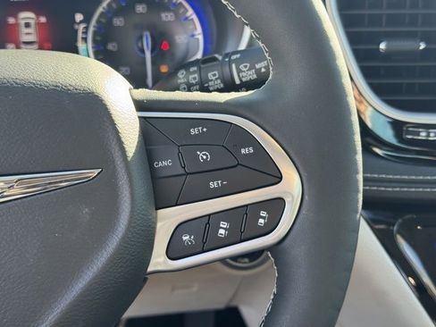 Used 2024 Chrysler Pacifica Touring-L image 27