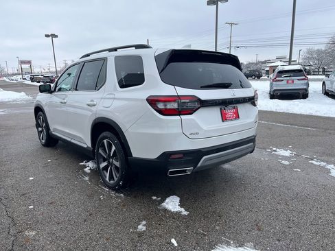 Used 2025 Honda Pilot Touring image 3