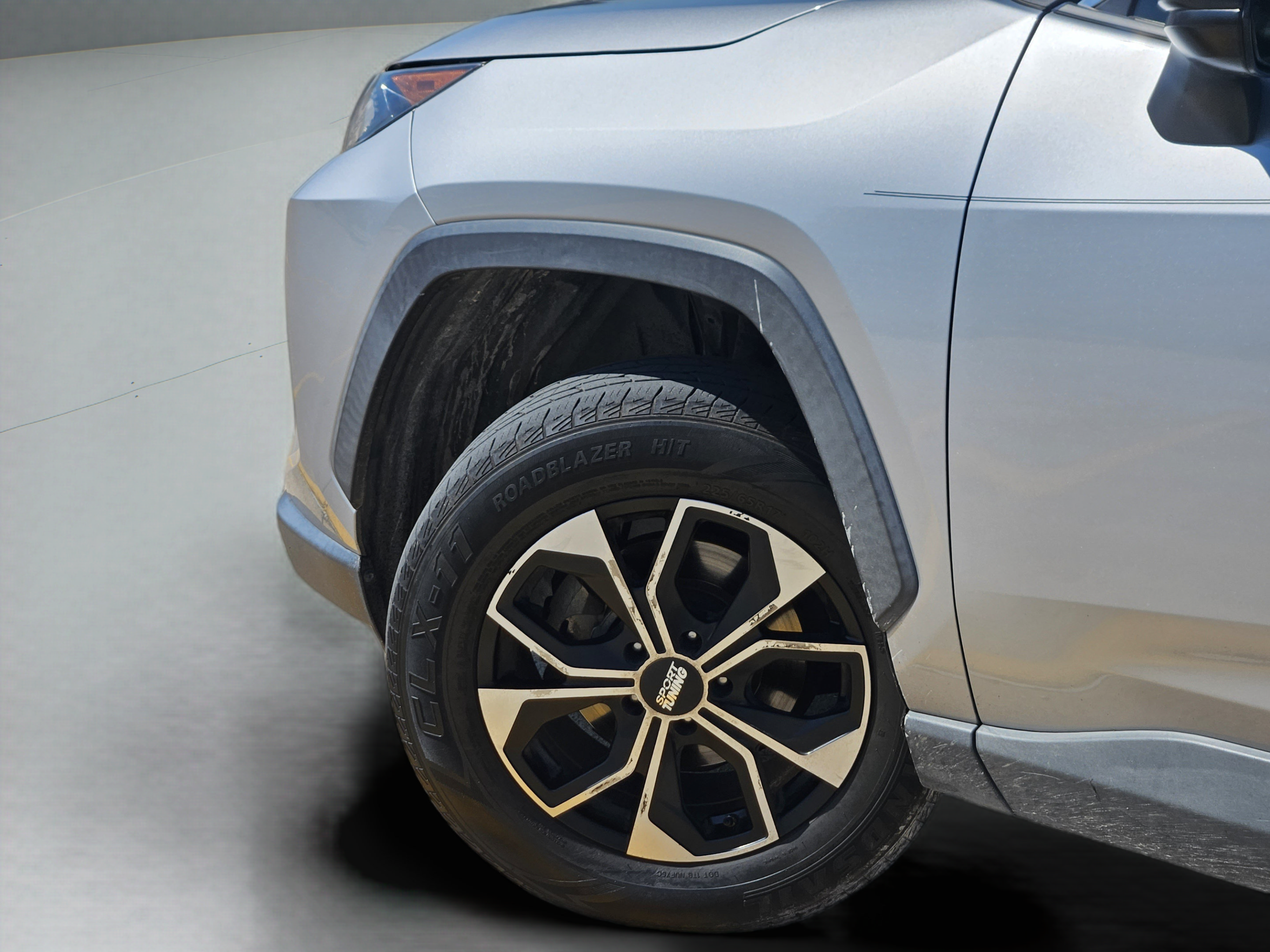 Used 2019 Toyota RAV4 LE FWD image 5