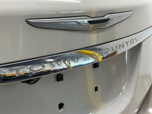 Used 2013 Chrysler Town & Country Touring-L w/ Driver Convenience Group image 32