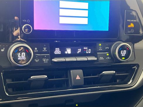 Used 2023 Toyota Highlander XLE FWD image 27