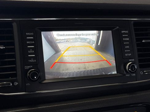 Used 2017 Kia Sedona LX w/ LX Essentials Premium Package FWD image 21