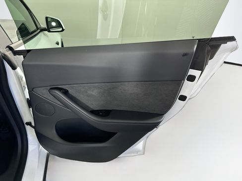 Used 2021 Tesla Model Y Long Range AWD/4WD image 30