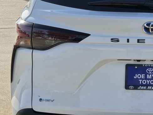 Used 2025 Toyota Sienna LE FWD image 10