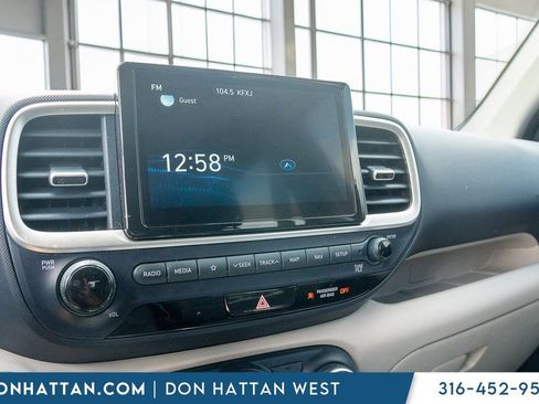 Used 2022 Hyundai Venue Limited FWD image 9