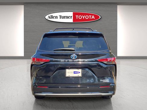 Used 2024 Toyota Sienna Platinum image 7