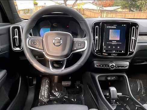 Used 2023 Volvo XC40 Recharge Core image 8