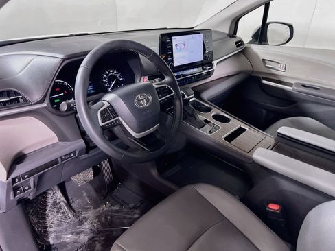 Certified 2023 Toyota Sienna XLE FWD image 9
