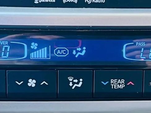 Used 2018 Toyota Highlander XLE image 16