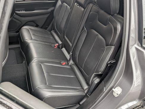 Used 2024 Jeep Grand Cherokee Limited w/ Black Appearance Package image 18