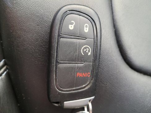 Used 2019 Jeep Cherokee Latitude Plus w/ Cold Weather Group AWD/4WD image 32