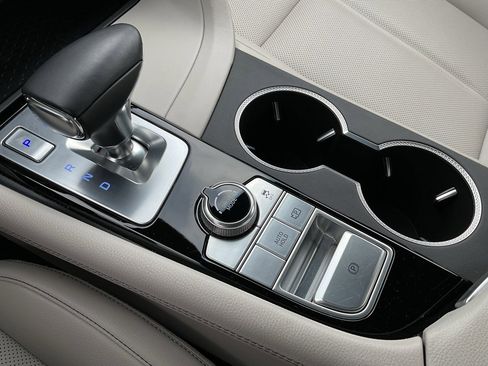 Used 2025 Genesis G70 2.5T image 33