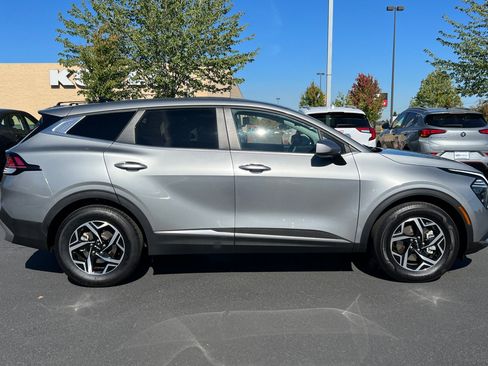 Used 2024 Kia Sportage LX image 3