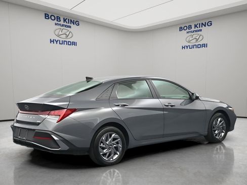 Certified 2024 Hyundai Elantra Blue FWD image 4