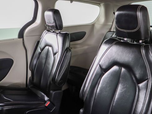 Used 2023 Chrysler Pacifica Touring-L image 24