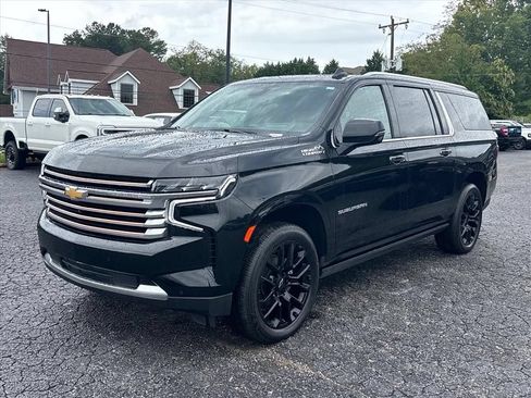 Used 2024 Chevrolet Suburban High Country AWD/4WD image 3