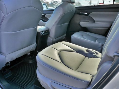 Used 2022 Toyota Highlander XLE image 18