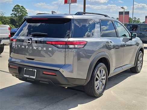 Used 2025 Nissan Pathfinder SV image 9