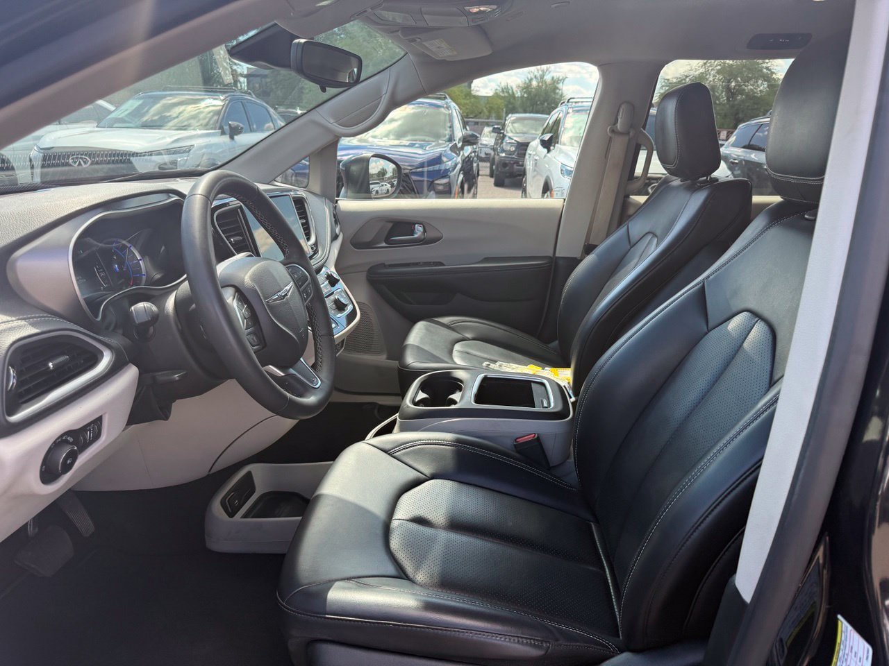 Used 2023 Chrysler Pacifica Touring-L FWD image 14