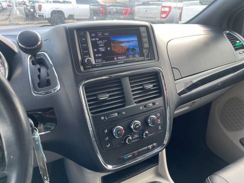 Used 2019 Dodge Grand Caravan SXT image 21