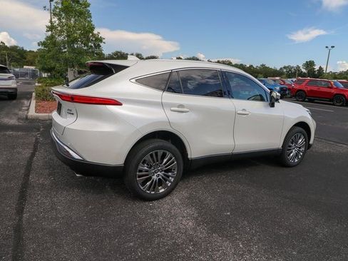 Used 2022 Toyota Venza XLE image 10