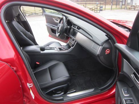 Used 2018 Jaguar XF Premium image 7