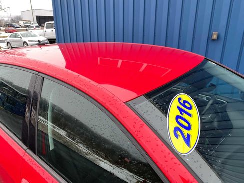 Used 2016 Volkswagen Golf S image 5