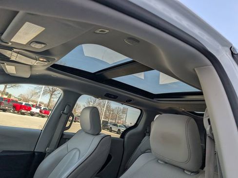 Used 2019 Chrysler Pacifica Limited image 3