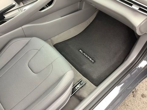 Used 2025 Hyundai Elantra SE image 21