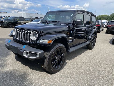 Certified 2024 Jeep Wrangler Unlimited Sahara w/ Technology Group AWD/4WD image 8