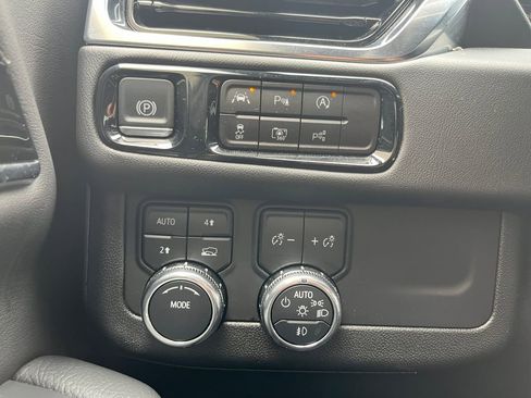 Used 2025 GMC Yukon XL Denali AWD/4WD image 26