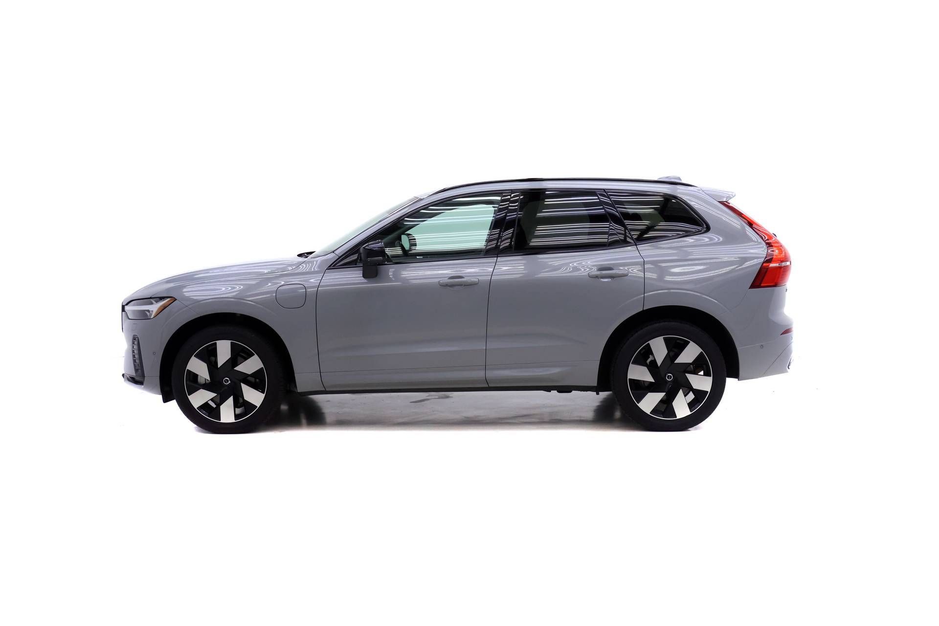 Certified 2024 Volvo XC60 T8 Plus w/ Climate Package AWD/4WD image 3