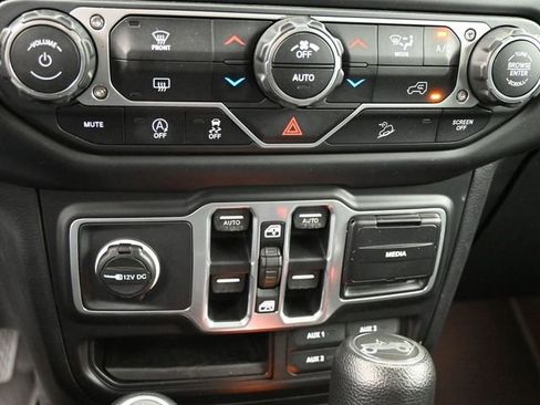 Used 2018 Jeep Wrangler Unlimited Sahara image 11