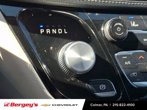 Used 2023 Chrysler Pacifica Touring-L FWD image 18
