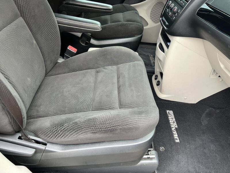 Used 2017 Dodge Grand Caravan SE FWD image 31