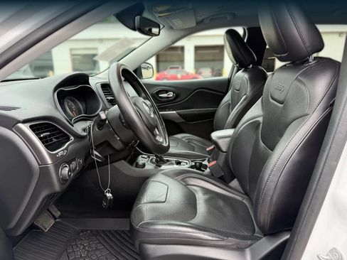 Used 2019 Jeep Cherokee Limited AWD/4WD image 2