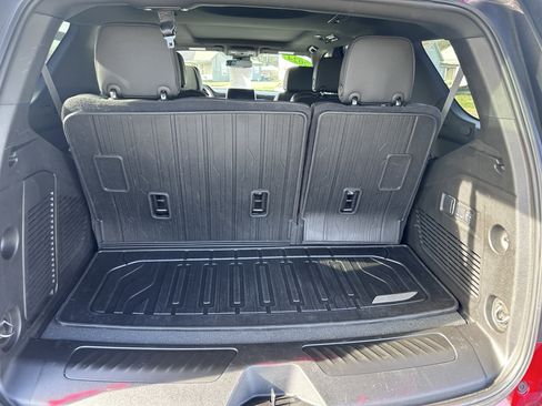 Used 2024 GMC Yukon SLT w/ SLT Luxury Package image 11