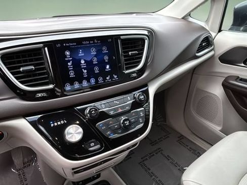 Used 2017 Chrysler Pacifica Touring-L Plus w/ Tire & Wheel Group FWD image 24